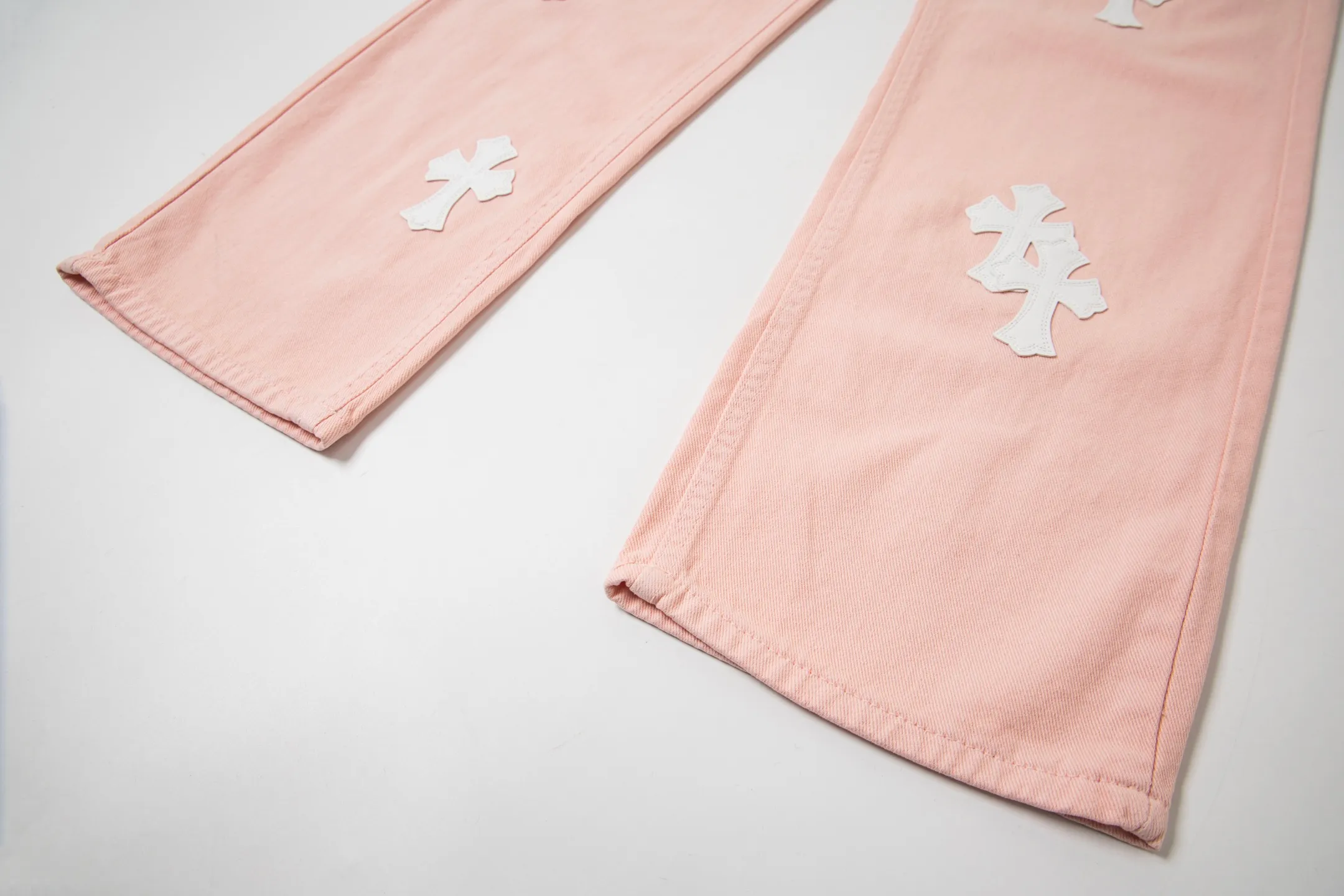 P270 Chrome hearts | CH Chrome hearts Limited edition cherry blossom pink leather jeans for girls. Charming dopamine personality jeans. Indispensable for fashionistas. The same model for celebrities. A model touted by many bloggers. This new pair of pants is perfect in terms of shape and upper body. It is no exaggeration to say that making a pair of jeans is equivalent to making 20 short-sleeved jeans. The fabric is made of high-quality imported denim. It has a unique high-end texture. I am very satisfied with it after washing and proofing several times. Style number: 1730# Color: Sakura pink Size: 28 30 32 34